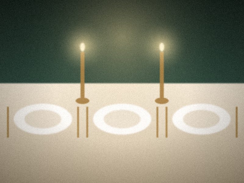 Table dressée pour un dîner, assiettes blanches et bougies sur chandeliers en laiton